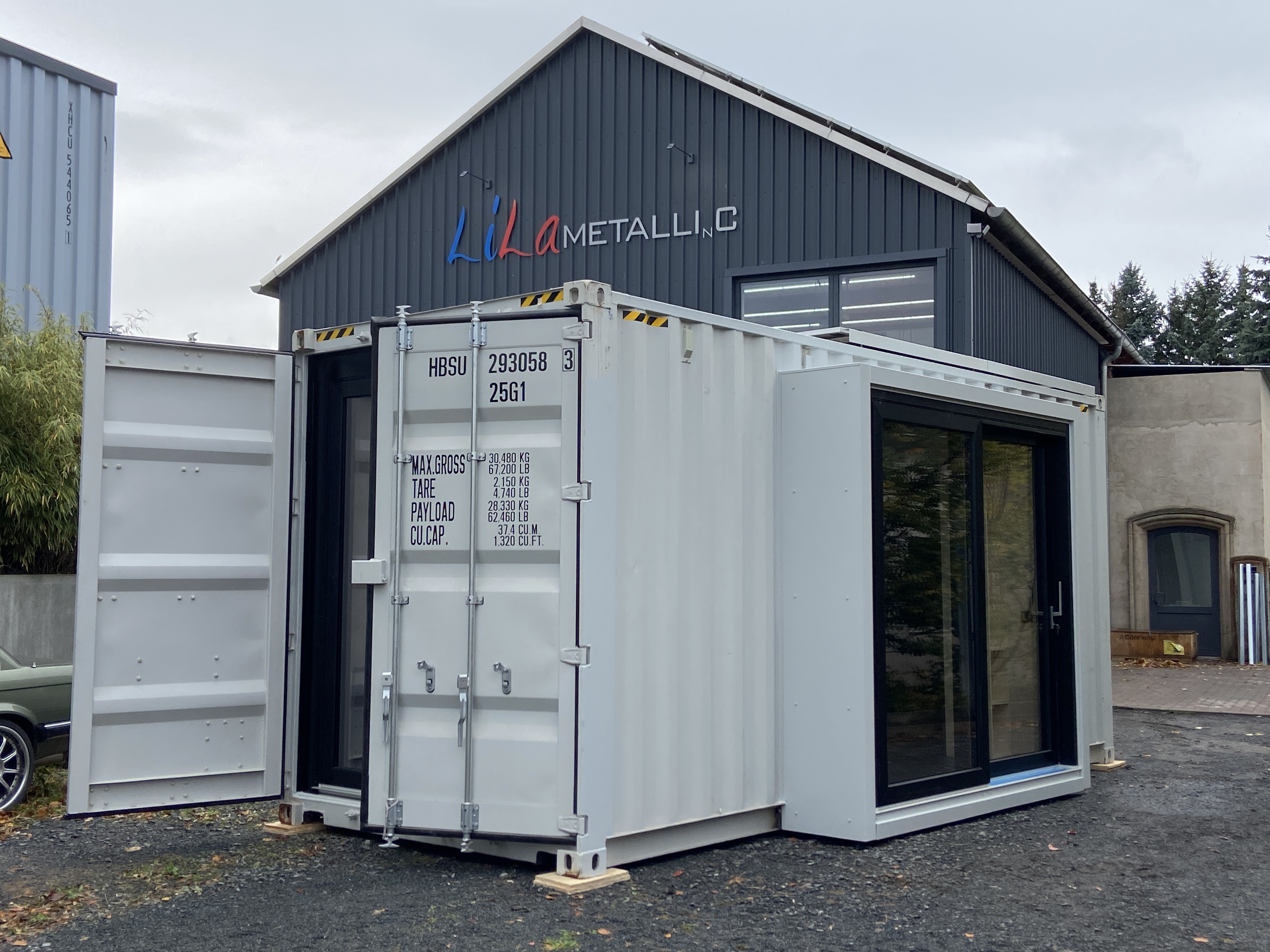 Monolith Tiny House Container von außen mit Erker